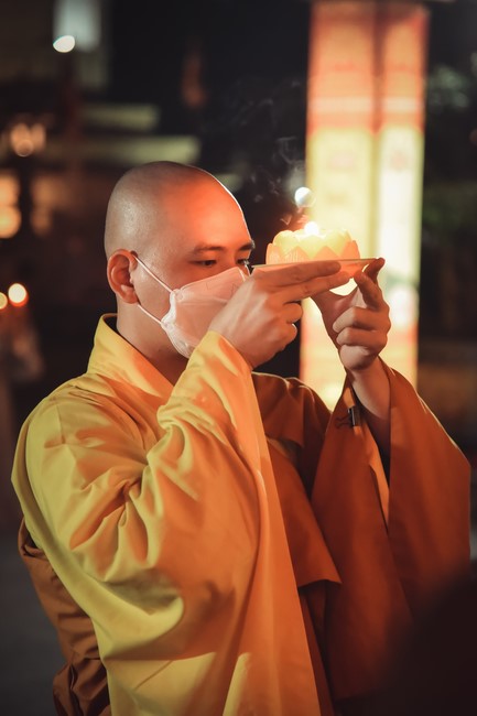 Chanting sutra and preaching dharma in the evening