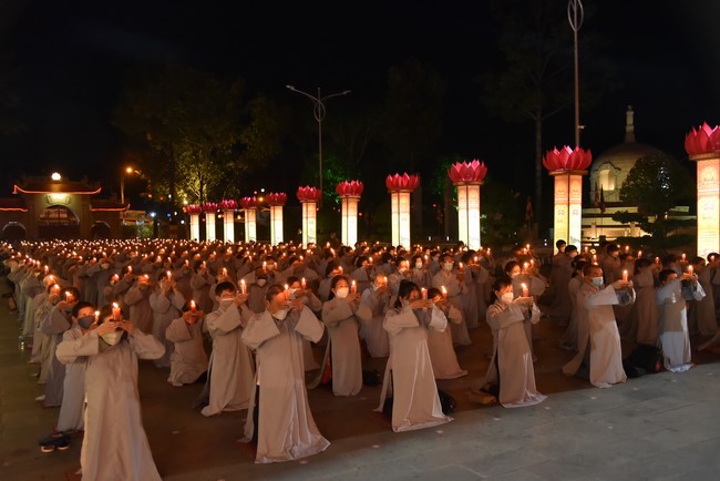 Chanting sutra and preaching dharma in the evening