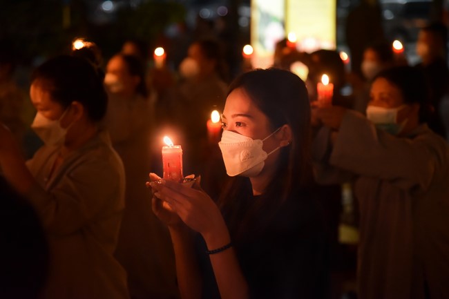 Chanting sutra and preaching dharma in the evening