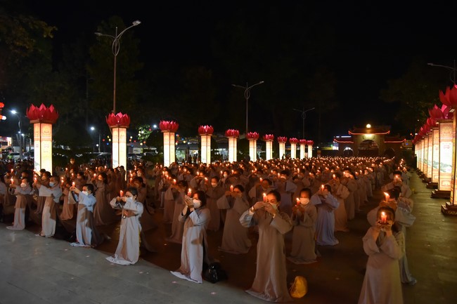 Chanting sutra and preaching dharma in the evening