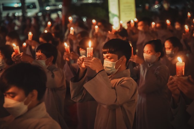 Chanting sutra and preaching dharma in the evening