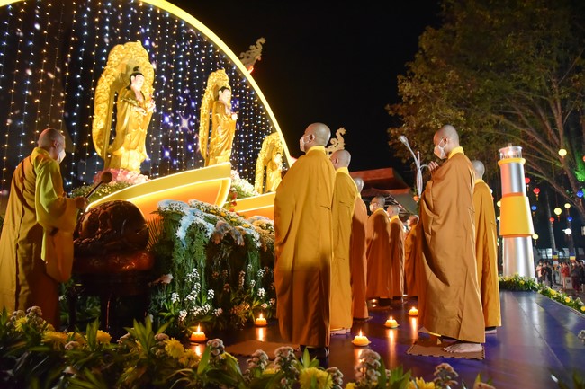 Chanting sutra and preaching dharma in the evening