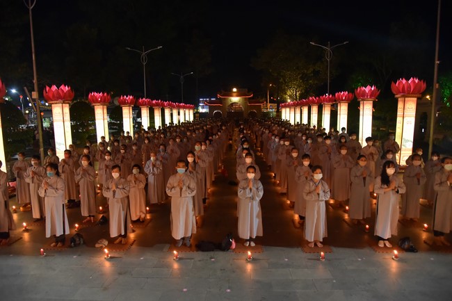 Chanting sutra and preaching dharma in the evening