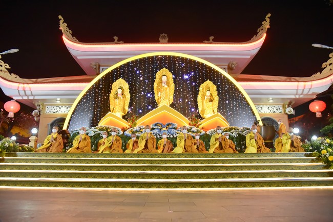 Chanting sutra and preaching dharma in the evening