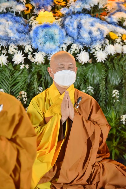 Chanting sutra and preaching dharma in the evening