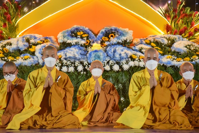 Chanting sutra and preaching dharma in the evening