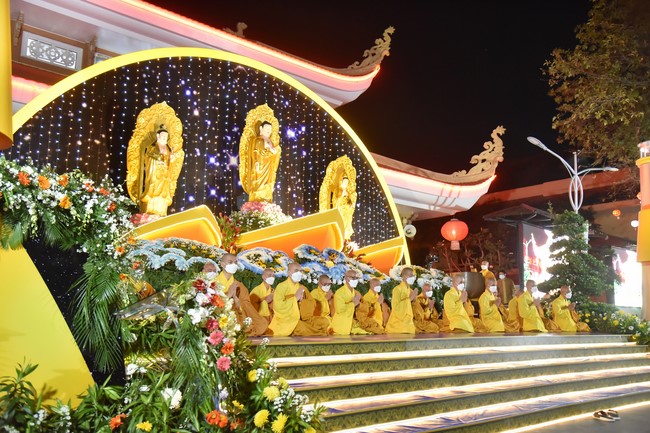 Chanting sutra and preaching dharma in the evening