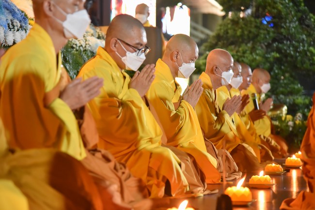 Chanting sutra and preaching dharma in the evening