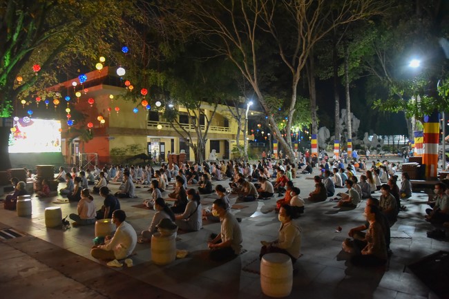 Chanting sutra and preaching dharma in the evening