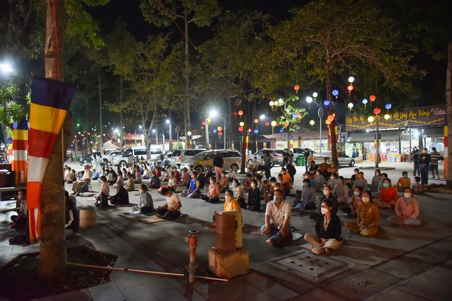 Chanting sutra and preaching dharma in the evening