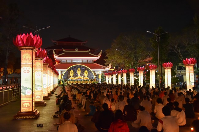 Chanting sutra and preaching dharma in the evening