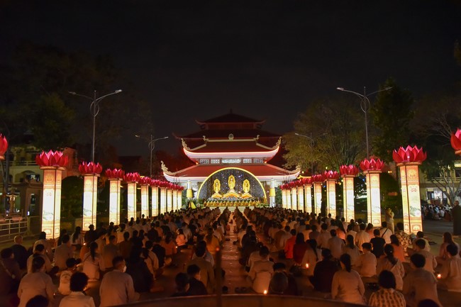 Chanting sutra and preaching dharma in the evening