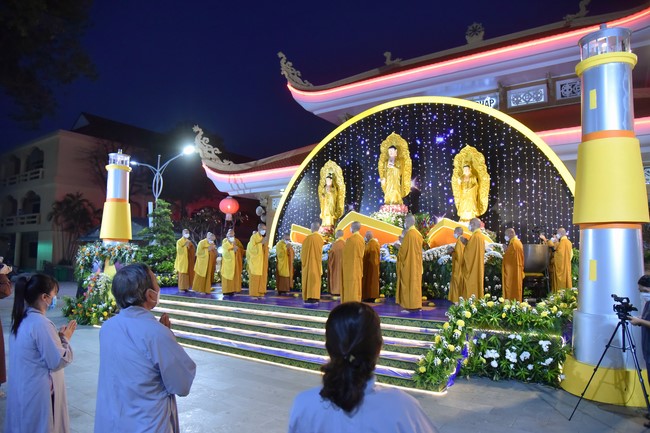 Chanting sutra and preaching dharma in the evening