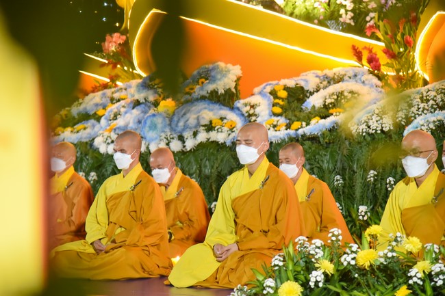 Chanting sutra and preaching dharma in the evening