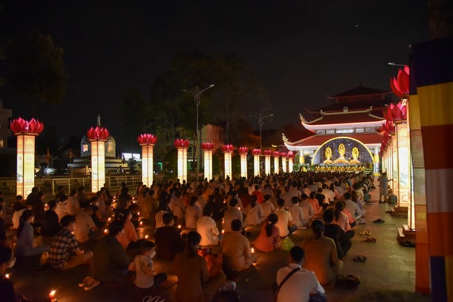Chanting sutra and preaching dharma in the evening