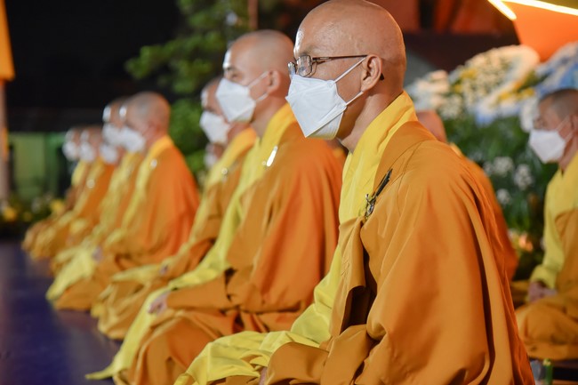 Chanting sutra and preaching dharma in the evening