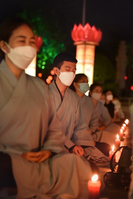 Chanting sutra and preaching dharma in the evening