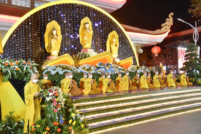 Chanting sutra and preaching dharma in the evening