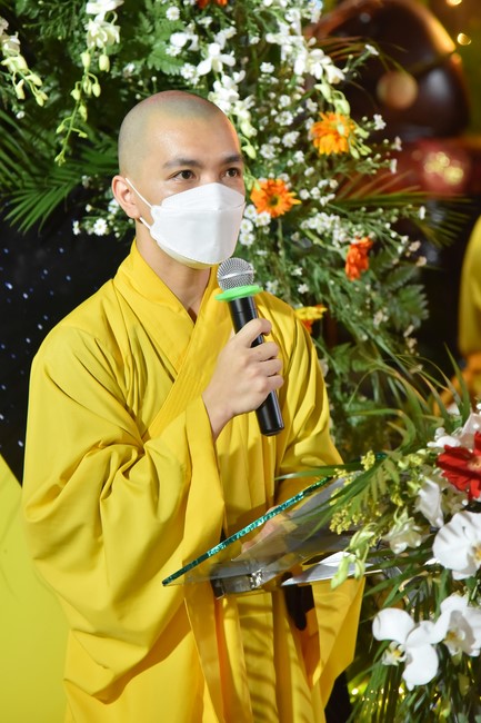 Chanting sutra and preaching dharma in the evening