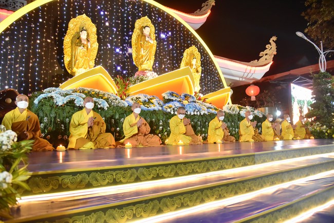 Chanting sutra and preaching dharma in the evening