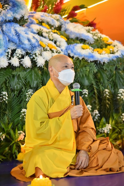 Chanting sutra and preaching dharma in the evening