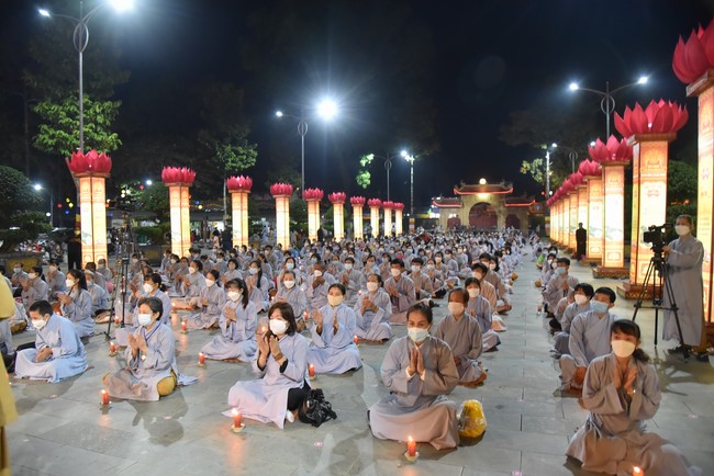 Chanting sutra and preaching dharma in the evening