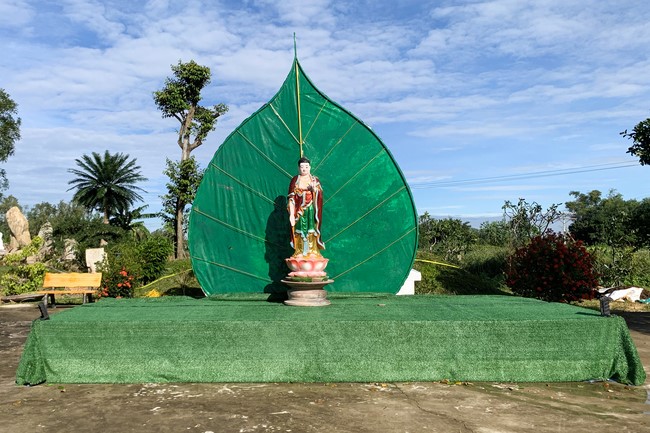 The candle lighting ceremony commemorating Buddha Amitabha at An Son Pagoda - Quang Ngai