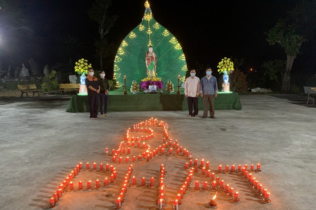 The candle lighting ceremony commemorating Buddha Amitabha at An Son Pagoda - Quang Ngai