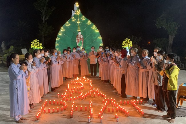 The candle lighting ceremony commemorating Buddha Amitabha at An Son Pagoda - Quang Ngai