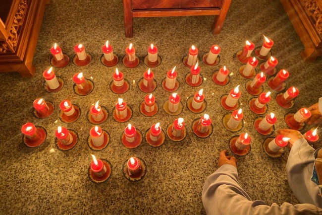 The candle lighting ceremony commemorating Buddha Amitabha at An Son Pagoda - Quang Ngai