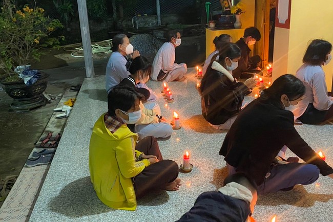 The candle lighting ceremony commemorating Buddha Amitabha at An Son Pagoda - Quang Ngai