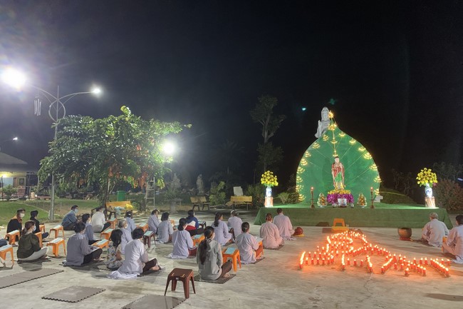 The candle lighting ceremony commemorating Buddha Amitabha at An Son Pagoda - Quang Ngai
