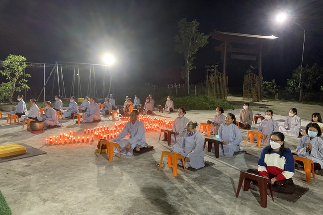 The candle lighting ceremony commemorating Buddha Amitabha at An Son Pagoda - Quang Ngai