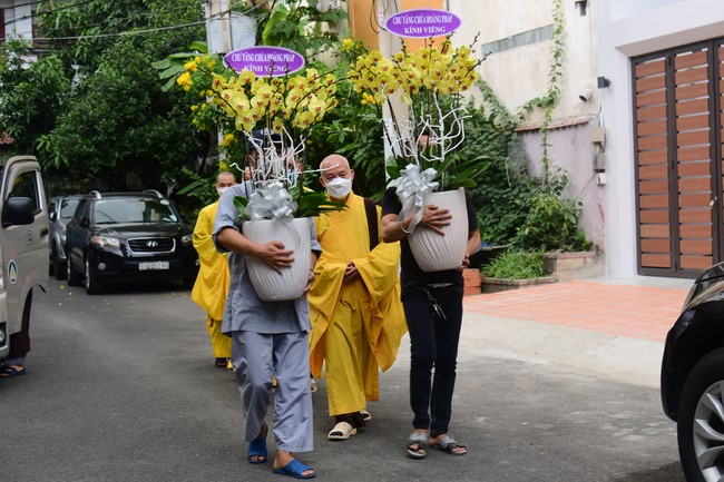 Visiting Buddhist Dieu Dinh Funeral (Artist Thanh Kim Hue)