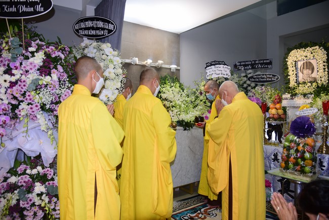 Visiting Buddhist Dieu Dinh Funeral (Artist Thanh Kim Hue)