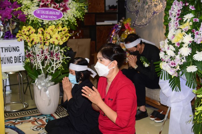 Visiting Buddhist Dieu Dinh Funeral (Artist Thanh Kim Hue)