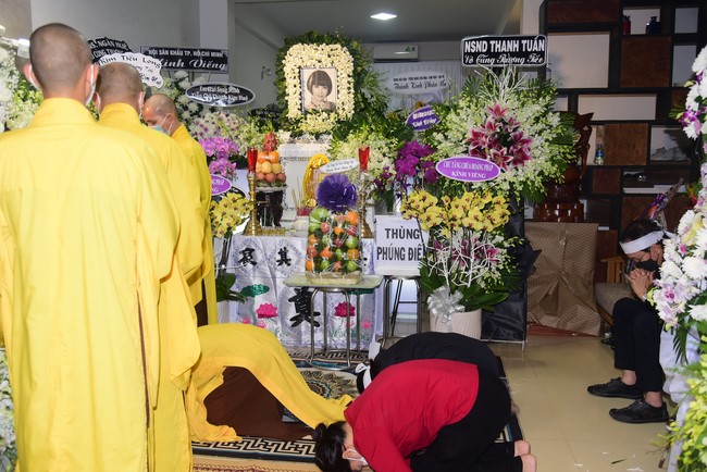 Visiting Buddhist Dieu Dinh Funeral (Artist Thanh Kim Hue)