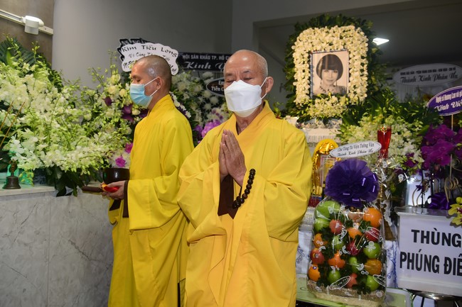 Visiting Buddhist Dieu Dinh Funeral (Artist Thanh Kim Hue)