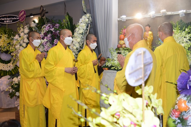 Visiting Buddhist Dieu Dinh Funeral (Artist Thanh Kim Hue)