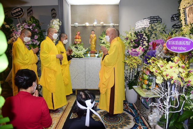 Visiting Buddhist Dieu Dinh Funeral (Artist Thanh Kim Hue)