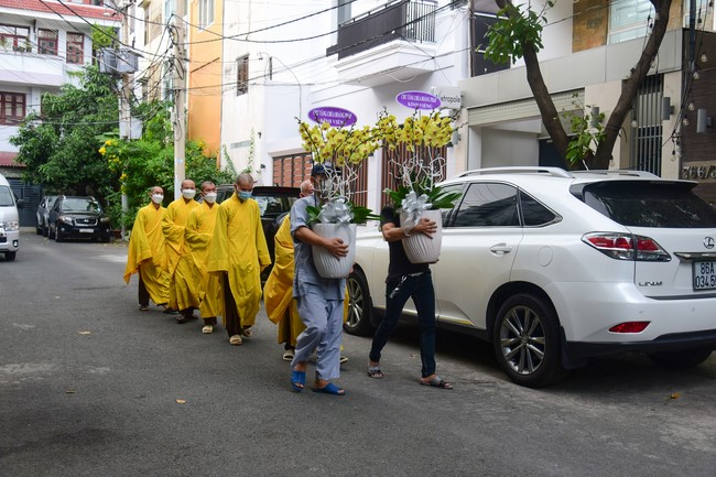 Visiting Buddhist Dieu Dinh Funeral (Artist Thanh Kim Hue)