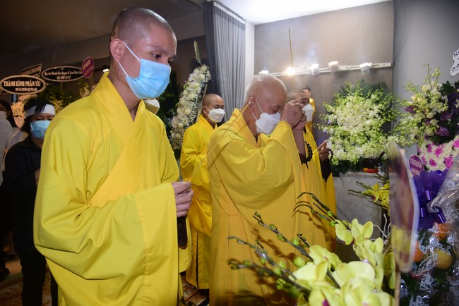 Visiting Buddhist Dieu Dinh Funeral (Artist Thanh Kim Hue)