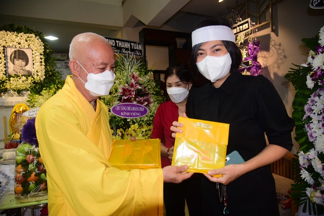 Visiting Buddhist Dieu Dinh Funeral (Artist Thanh Kim Hue)