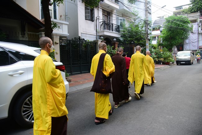 Visiting Buddhist Dieu Dinh Funeral (Artist Thanh Kim Hue)