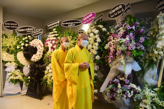 Visiting Buddhist Dieu Dinh Funeral (Artist Thanh Kim Hue)