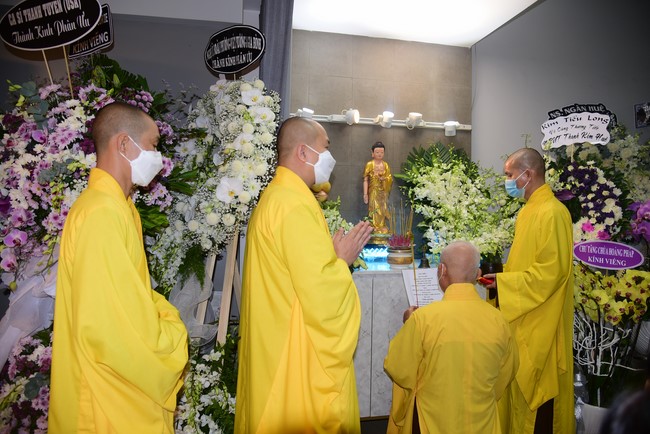 Visiting Buddhist Dieu Dinh Funeral (Artist Thanh Kim Hue)