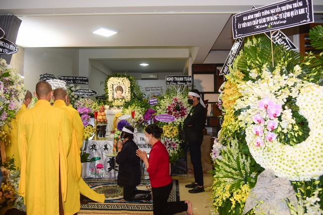 Visiting Buddhist Dieu Dinh Funeral (Artist Thanh Kim Hue)
