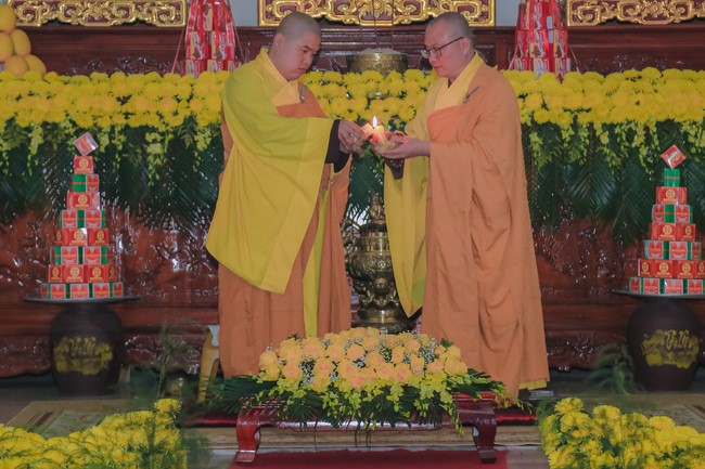 The candle lighting ceremony commemorating Buddha Amitabha at Dong Cao Pagoda - Thanh Hoa in 2021