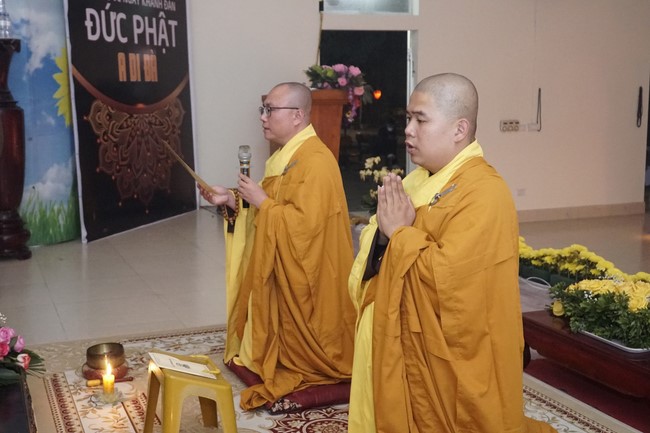 The candle lighting ceremony commemorating Buddha Amitabha at Dong Cao Pagoda - Thanh Hoa in 2021