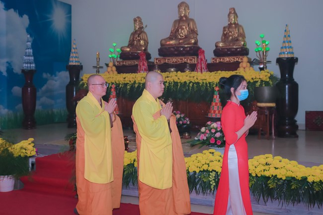 The candle lighting ceremony commemorating Buddha Amitabha at Dong Cao Pagoda - Thanh Hoa in 2021